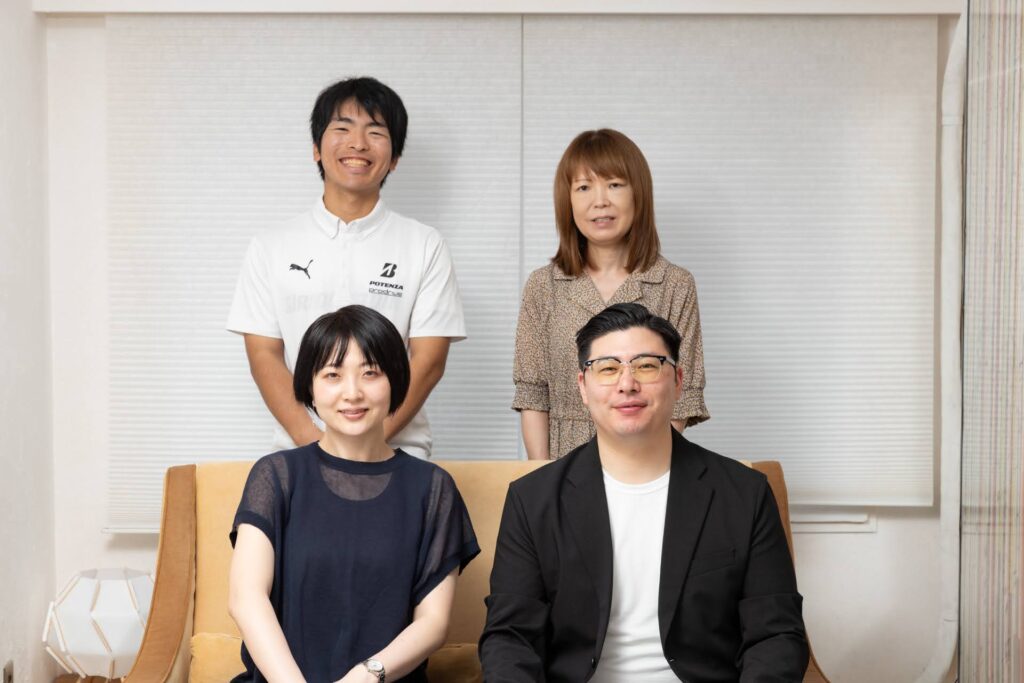 代表取締役山田亜喜夫とエンジニアの集合写真